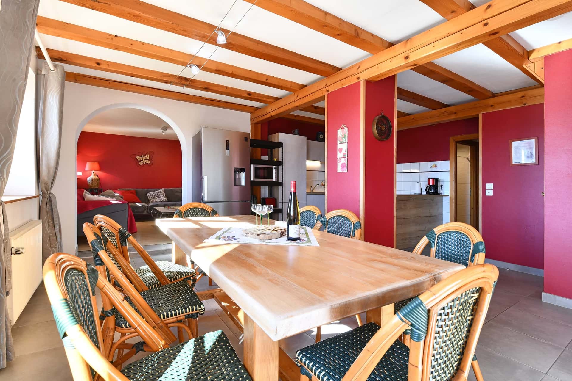 Salle à manger et cuisine ouverte, grande table pour huit convives.