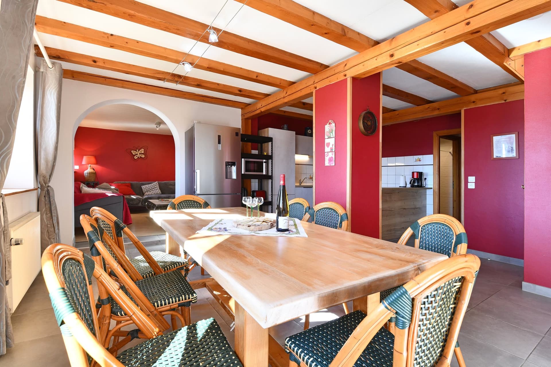 Salle à manger et cuisine ouverte, grande table pour huit convives.